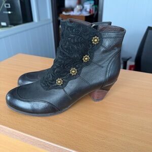 L’Artiste Boho Victorian Artsy Leather Ankle Boots